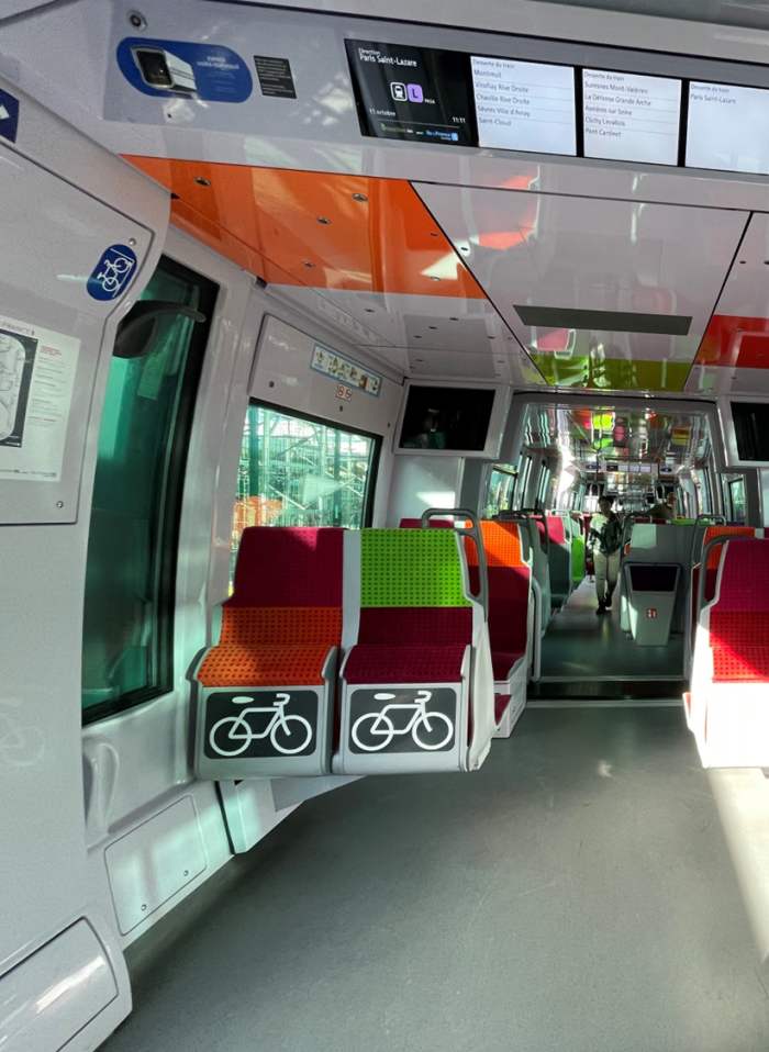 Photographie présentant l'intérieur du train et l'emplacement des attaches à vélo. Le pictogramme sur les sièges indique cet emplacement.