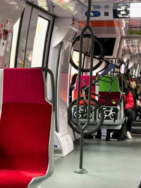 Photographie présentant l'intérieur du train et l'emplacement des attaches à vélo, utilisé par un vélo.