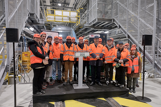 Alain Ribat, directeur de Transilien SNCF Voyageurs, et les élus des territoires de la ligne J au nouveau technicentre du Val Notre-Dame, à Argenteuil, le 12 janvier 2026.