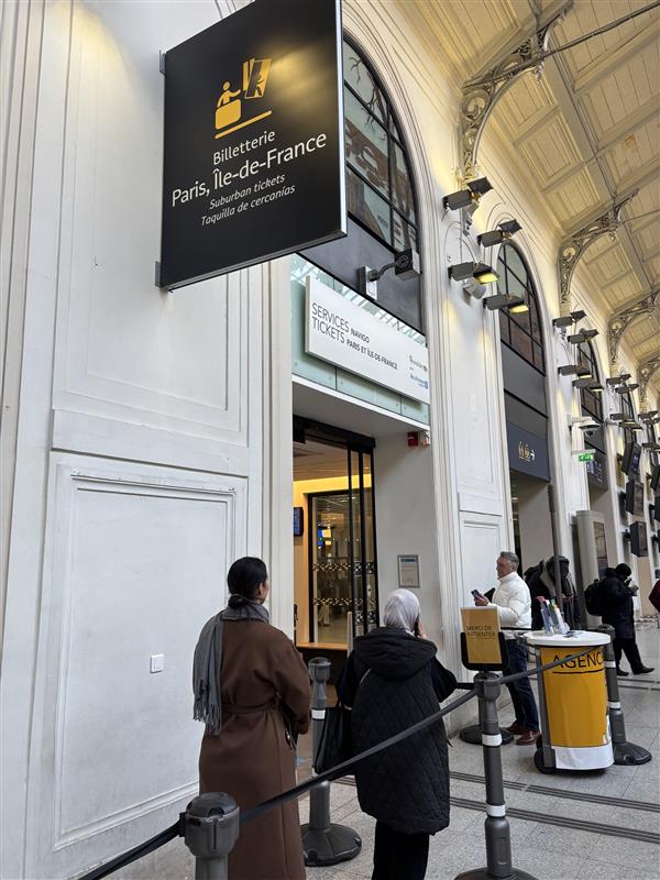 Photo des guichets de la gare de Paris Saint-Lazare avant les travaux.