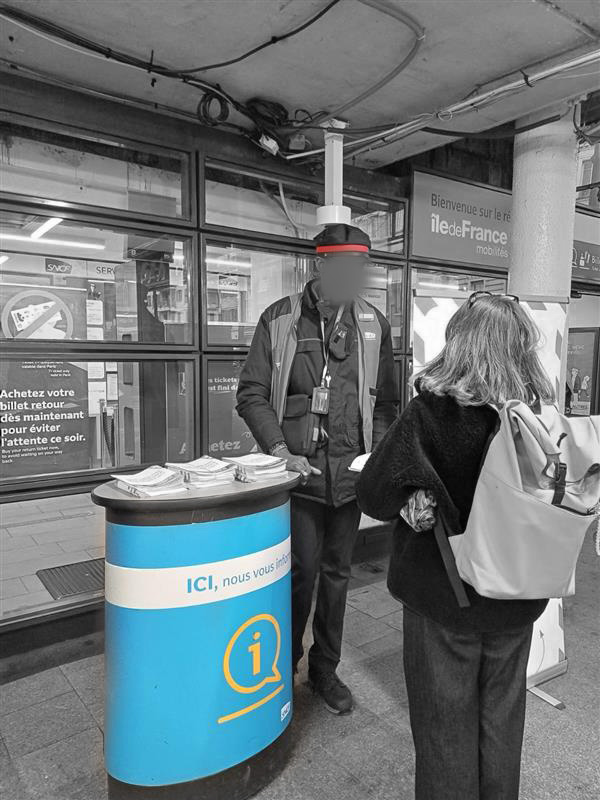 En gare d’Argenteuil, le 5 février 2026 : un agent échange avec une cliente lors d’une animation en gare.