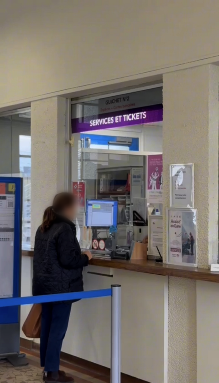 Image du guichet de la gare de Gisors. 
