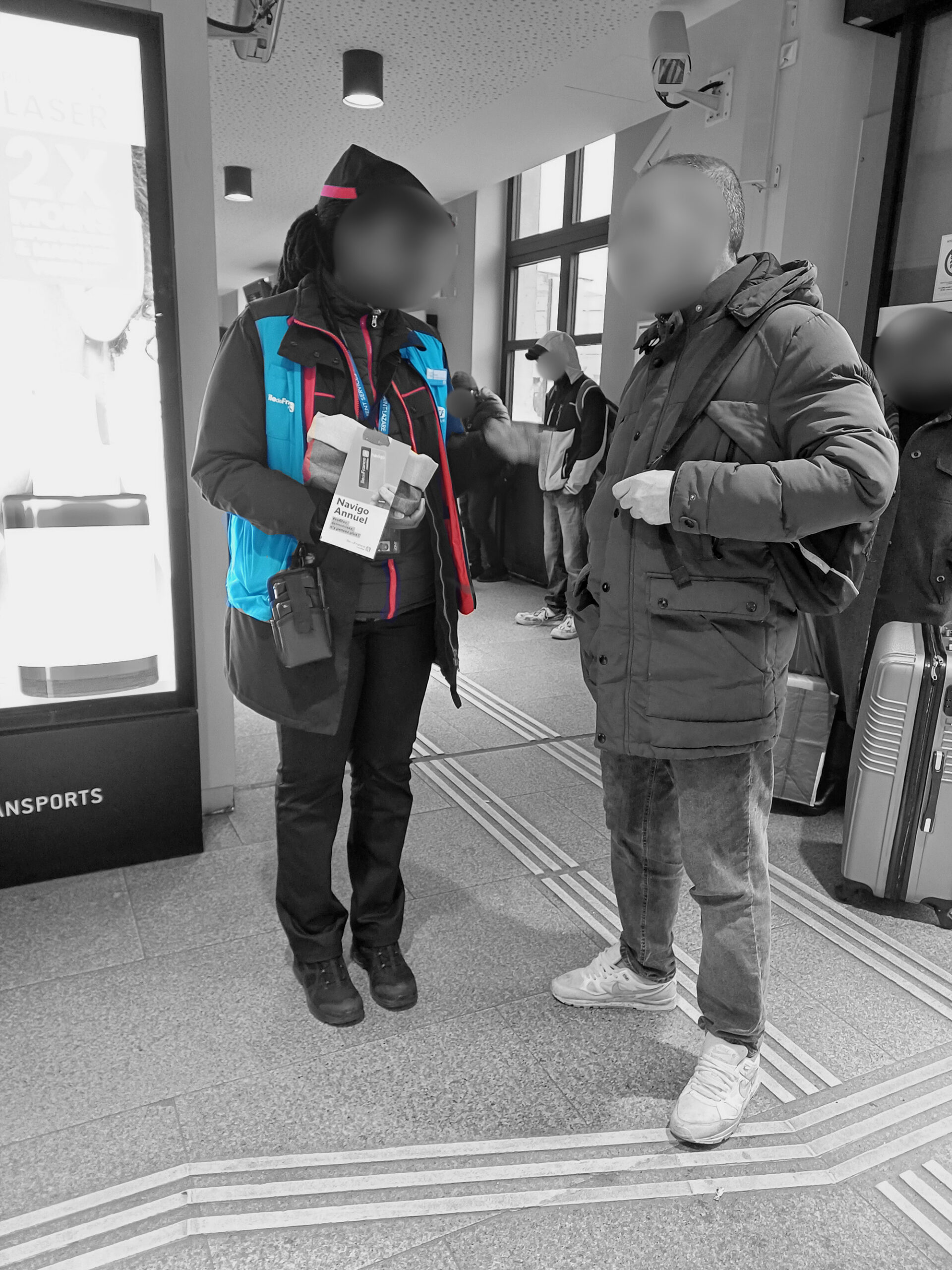 En gare de Mantes-la-Jolie, le 13 février 2026, un agent échange avec une cliente lors d’une animation.