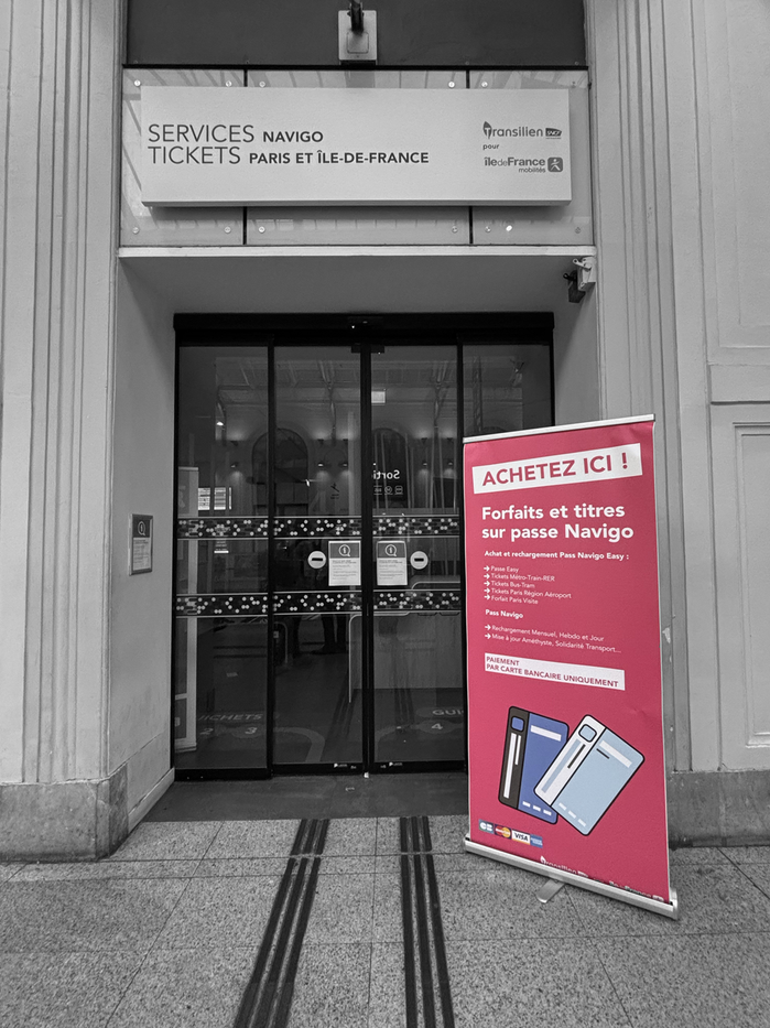 L'Espace de vente de Paris St-Lazare et son affiche qui indique ce que les équipes peuvent faire en vente en mobilitL’Espace de Vente de Paris Saint-Lazare et l’affiche présentant les services proposés par les équipes en vente mobile.