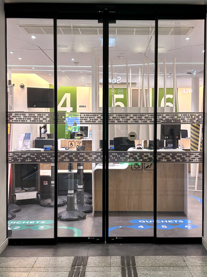 Vue de l’intérieur de l’Espace de Vente avant sa fermeture pour travaux.